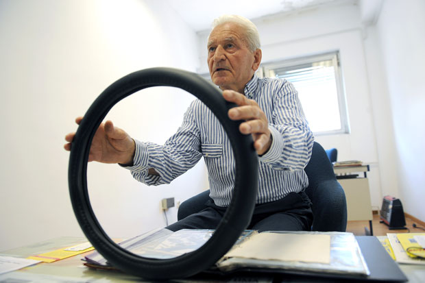 Патент Љубинка Мирковића: Навлака за волан са магнетима који спречавају возача да заспи