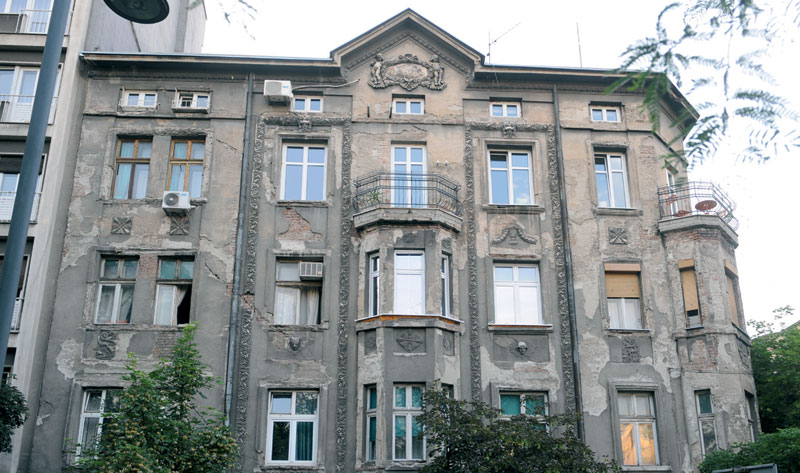 Отпада малтер са зида зграде 