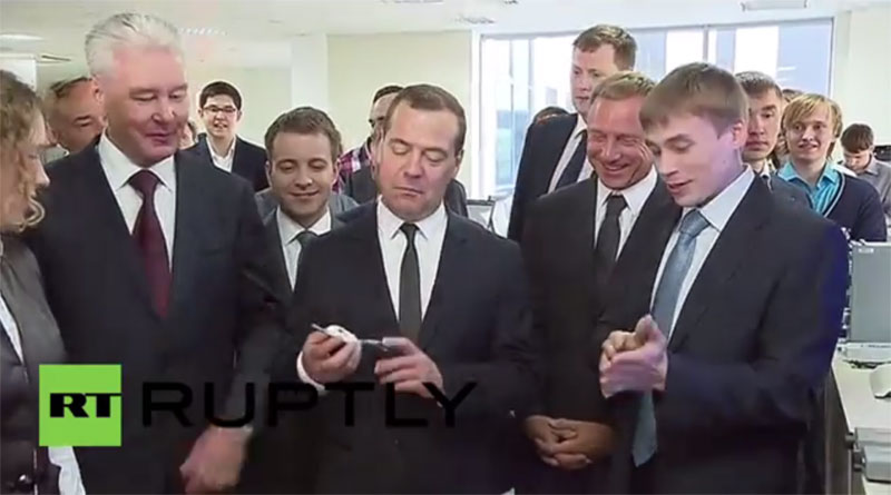 Медведеву поклоњена „наруквица” која омогућава рад са само четири сата сна
