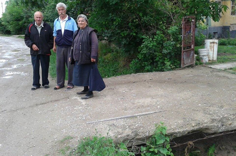 Ниш: Руше прилазе до кућа
