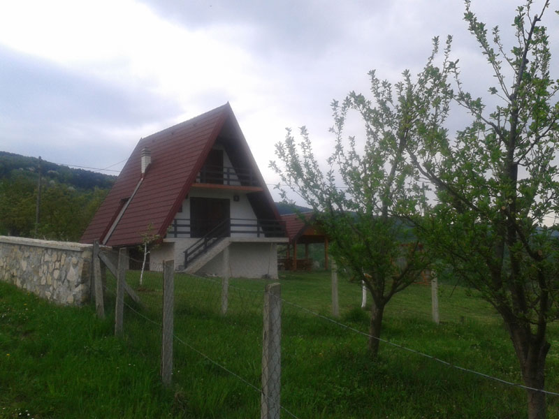 На Козари сад кров до крова