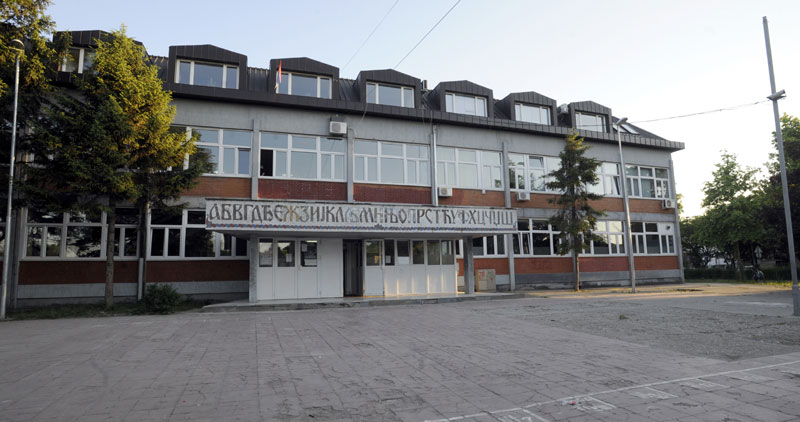 Ухапшени малолетници који су уз претњу пиштољем украли дневник; Директор: Деца мислила да је шала