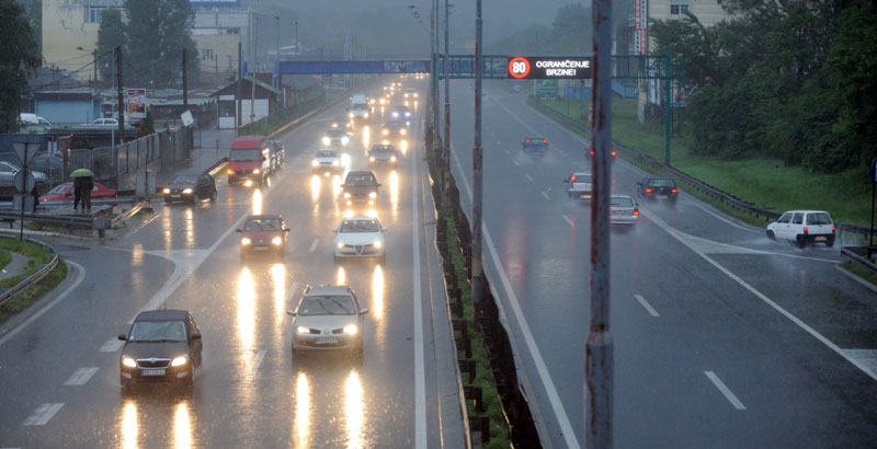 АМСС: Појачан интензитет саобраћаја, опрез због кише