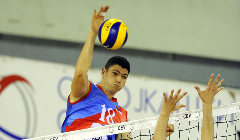 Одбојкаши, са навијачима, до славља против Бразила