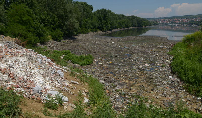 Ђубре отпловило, остао смрад