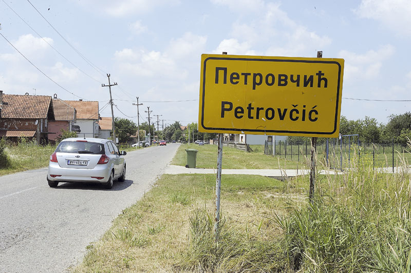 Преко кратера пут води до Петровчића