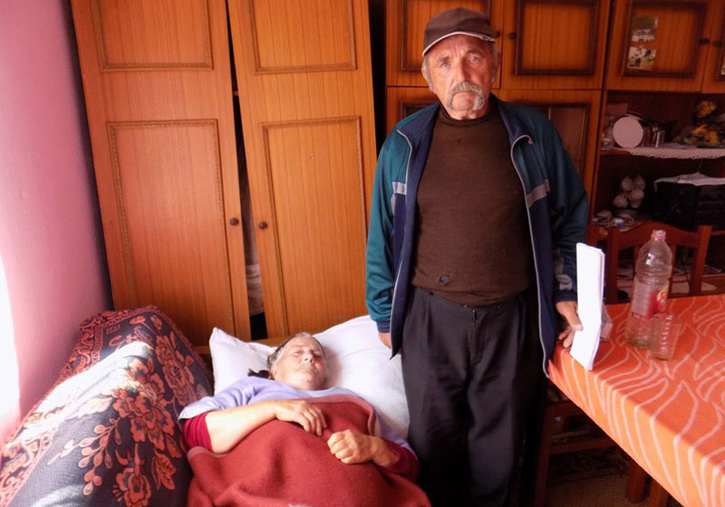 Лесковац: Старац брине о непокретној супрузи, живе у кући која се распада!