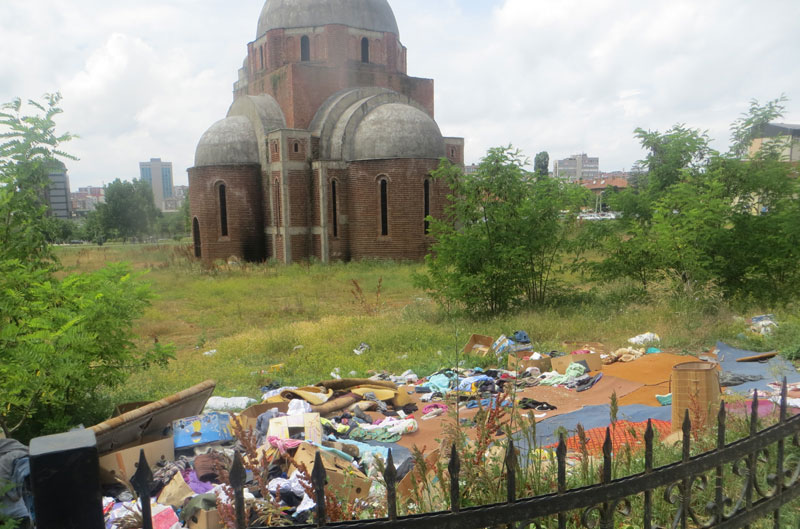 Наставак скрнављења православне цркве у Приштини: Крај храма - сметлиште