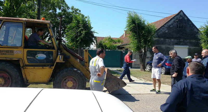 Врбас: Живим зидом испред багера спречили искључења воде