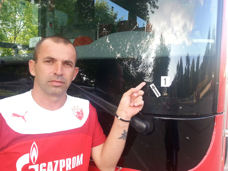 ББ Бојси поломили шофершајбну на Звездином аутобуса!