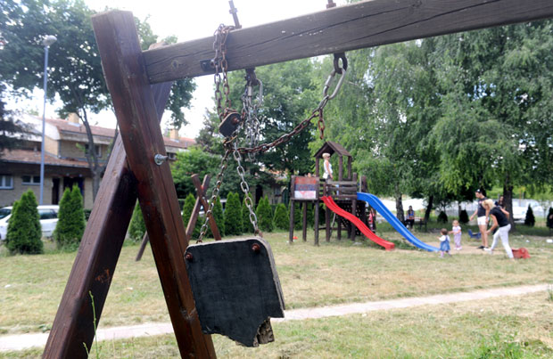 Љуљашке и клацкалице гута коров