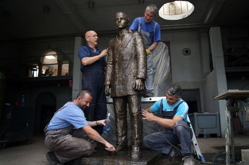 Споменик Гаврилу Принципу у Смедереву на чишћењу и уређењу