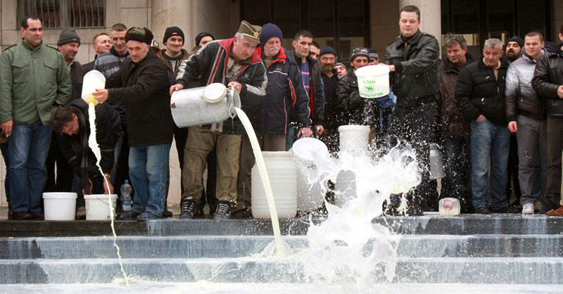 Док једни гладују, други бацају вишак хране 