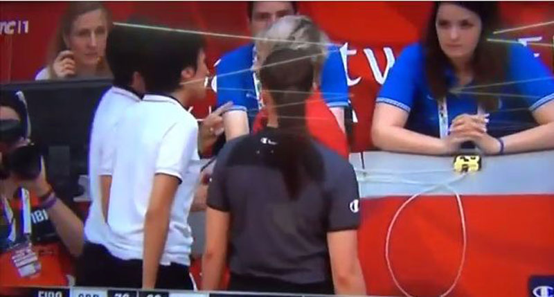 ВИДЕО: Два скандала приликом доделе пехара - погрешна застава и напад селектора Француске на Марину Маљковић