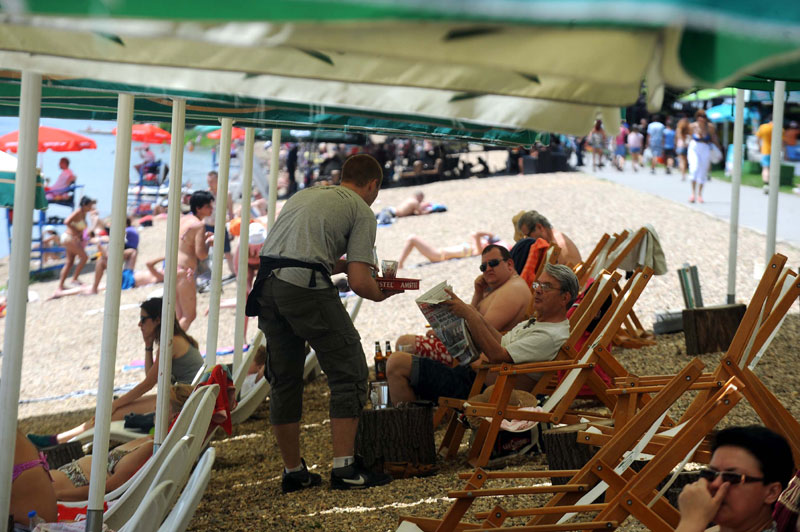 Деле флајере и истоварају робу