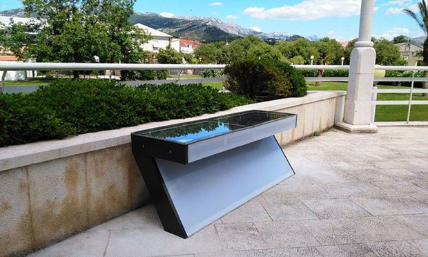 Соларна клупа светли и пуни мобилне уређаје