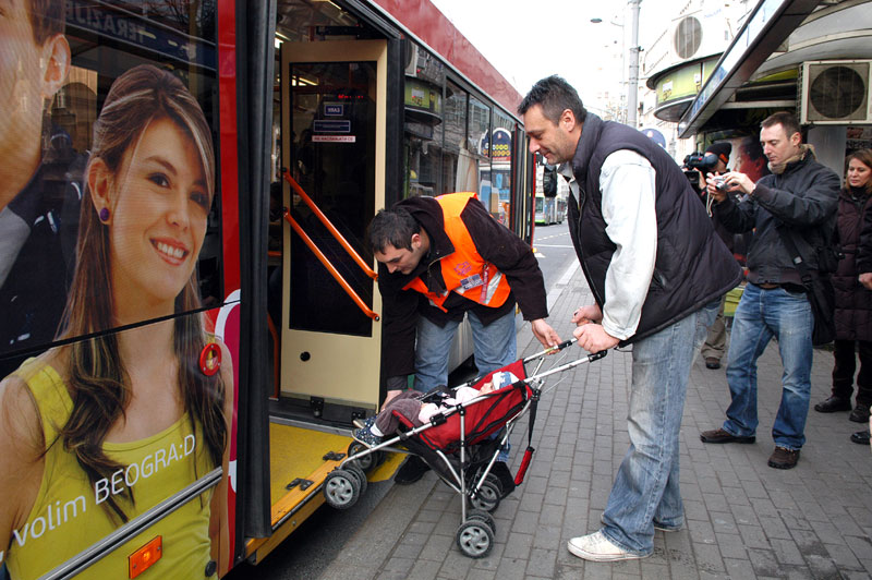 Бебу у руке, спакуј колица па у аутобус!
