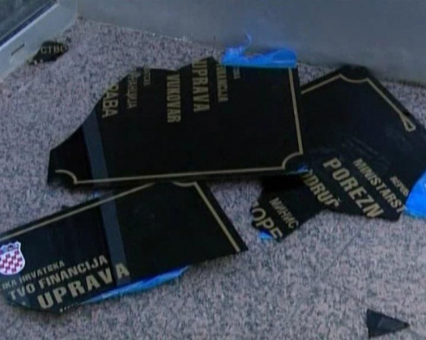 Загреб: Скинута тројезична табла Српског демократског форума