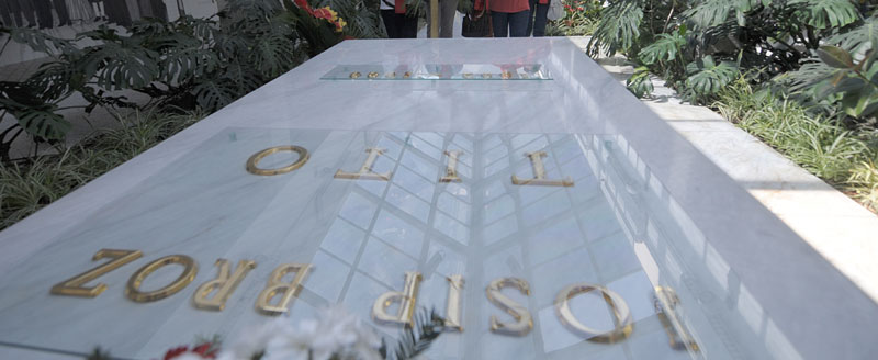 Венци на Титовом гробу поводом Дана устанка