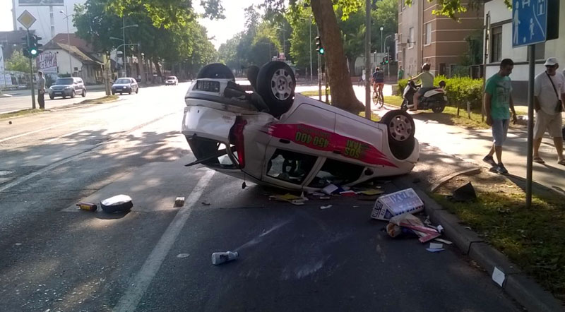 Нови Сад: Алфа ромео ударио у такси, повређено и двогодишње дете
