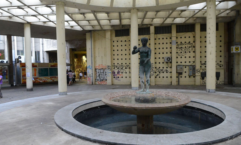 Безистан: Жена са шкољком у квару