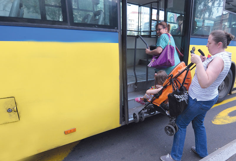 Београд: Возач аутобуса одбио вожњу због бебе у колицима!