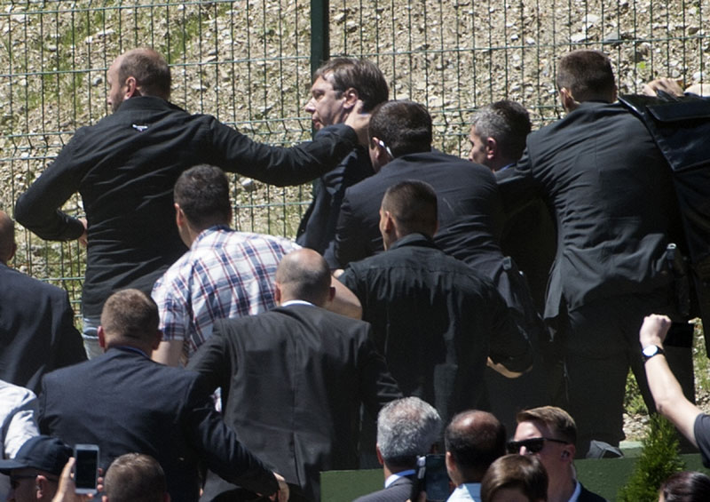 Премијер избегао линч!