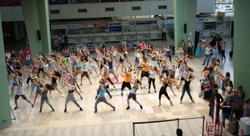 Ово не бисте очекивали: Плесали на аеродрому Никола Тесла!