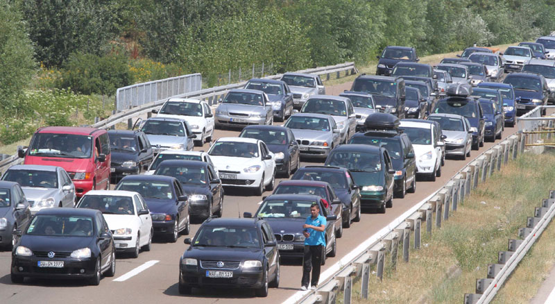 УПОЗОРЕЊЕ ПУТНИЦИМА: 15 километара дуга колона на ауто путу код Умчара!