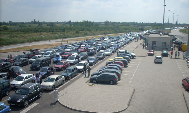 Тропски талас погодио и регион, гужве на путевима ка мору, колона на улазу у Истру дуга 22 км