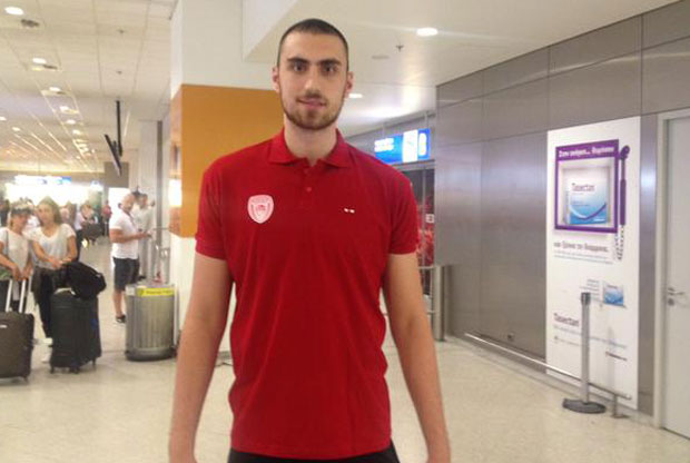 Милутинов стигао у Пиреј: Знам где сам дошао, знам шта треба да радим, поносан сам што облачим дрес Олимпијакоса