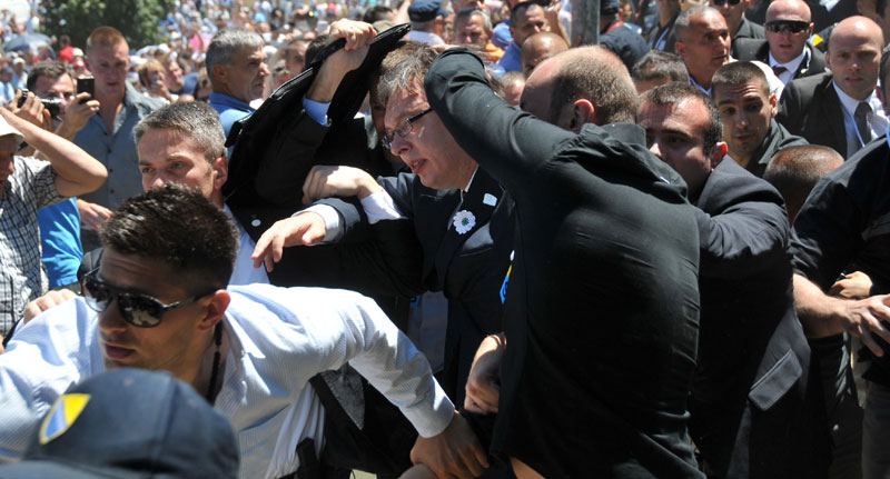 Пронашли 20 нападача на Вучића