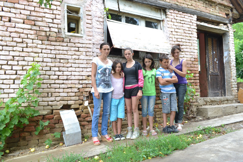 Седморо деце спава у једној соби на два кревета