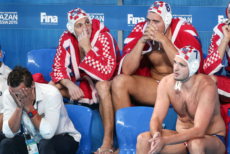 Дуга ноћ хрватских ватерполиста: Због квара на авиону преноћили на аеродрому