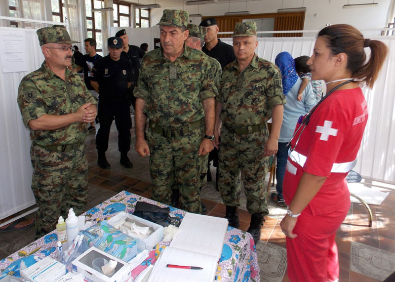 Војна болница помаже мигрантима
