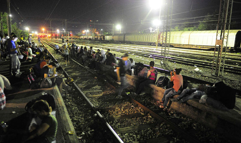 Око 1.000 миграната у Ђевђелији чека воз за Србију