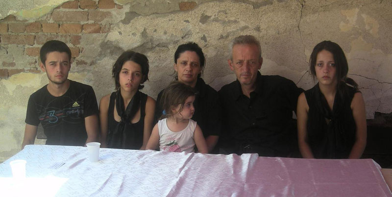 Породици избеглој са Косова прикључили струју само дa сахране ћерку!