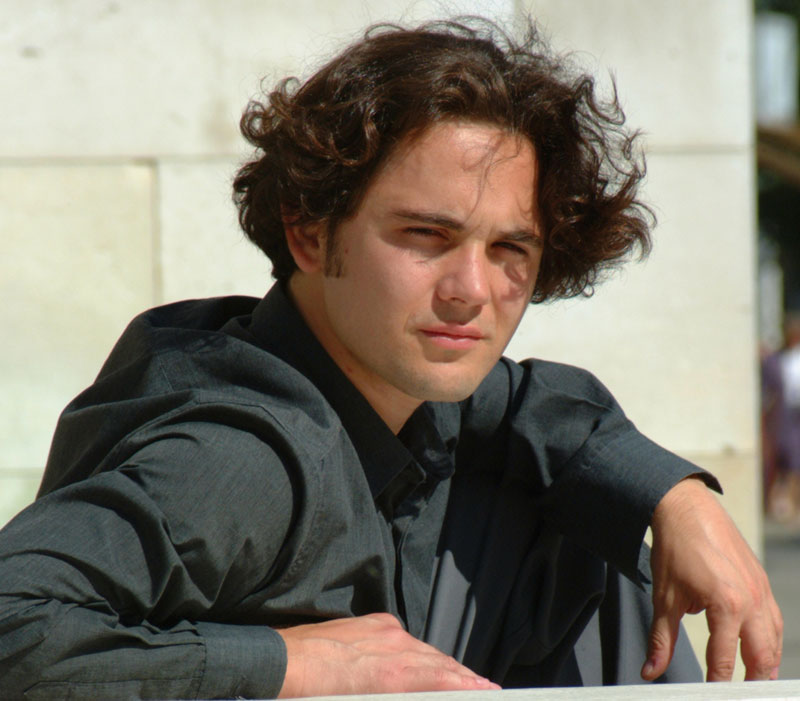 Силе које ломе љубав