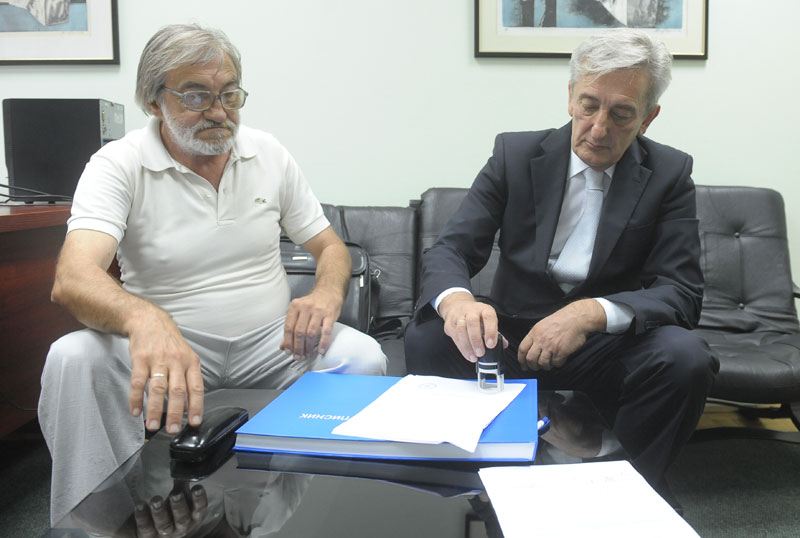 Код нотара само ћирилица?