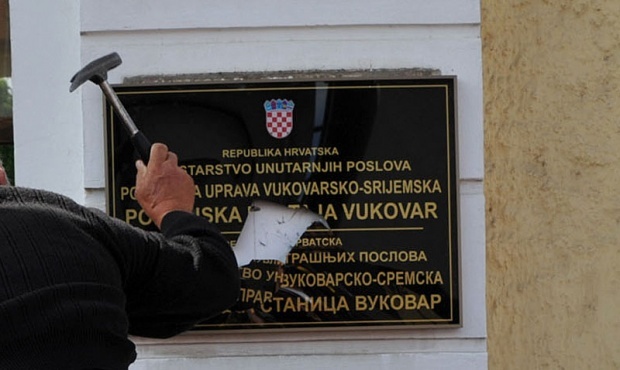 Осуђен због ломљења ћириличних табли