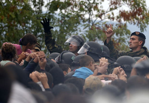 Македонија: Око 1.500 миграната пробило блокаду, полиција употребила шок бомбе; Границу прешло 25 малишана без родитеља (ВИДЕО)