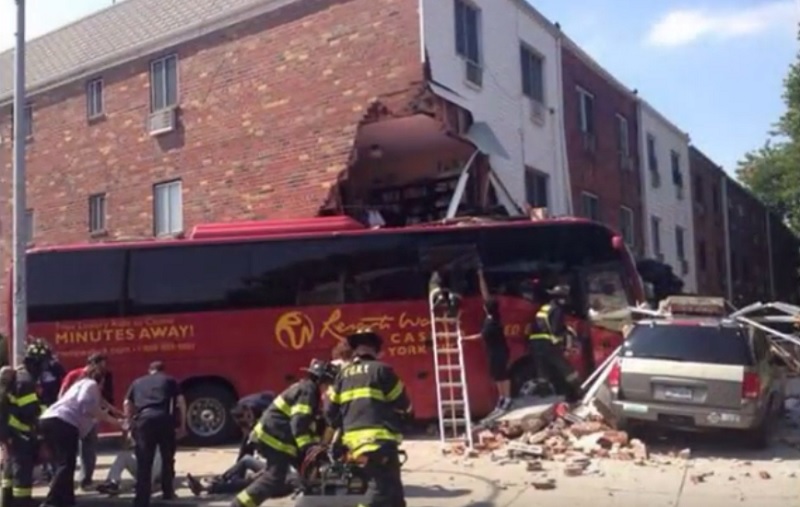 Њујорк: Аутобус с туристима ударио у зграду, седам повређених (ВИДЕО)