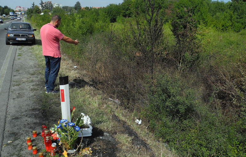 Чуо сам јауке из аута који је горео