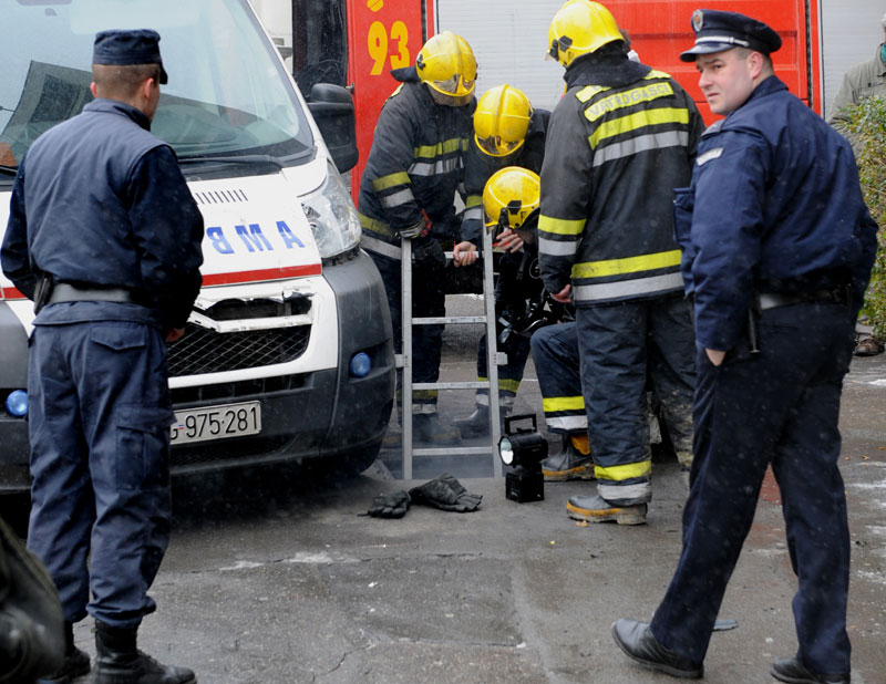 Возач скочио са цистерне па упао у шахт