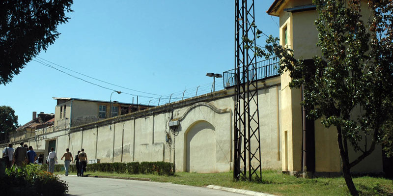 Лопови упали у затвор како би крали гвожђе!