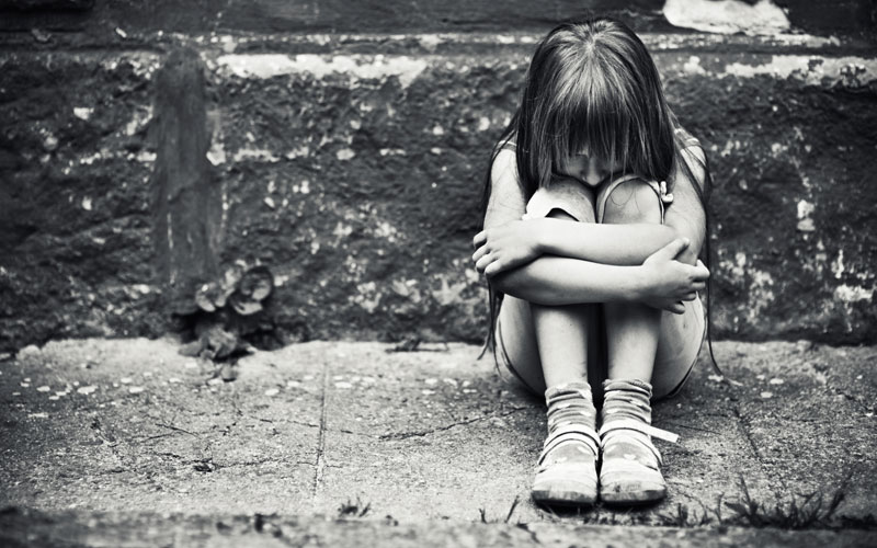 МОНСТРУМ (64) намамио девојчицу (4) у свој стан и силовао је!