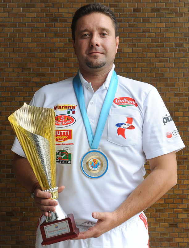 Испекао чак и Ајфелову кулу