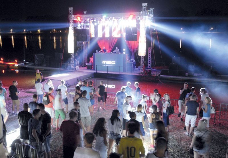 Београд: Због буке, ипак, скраћена журка