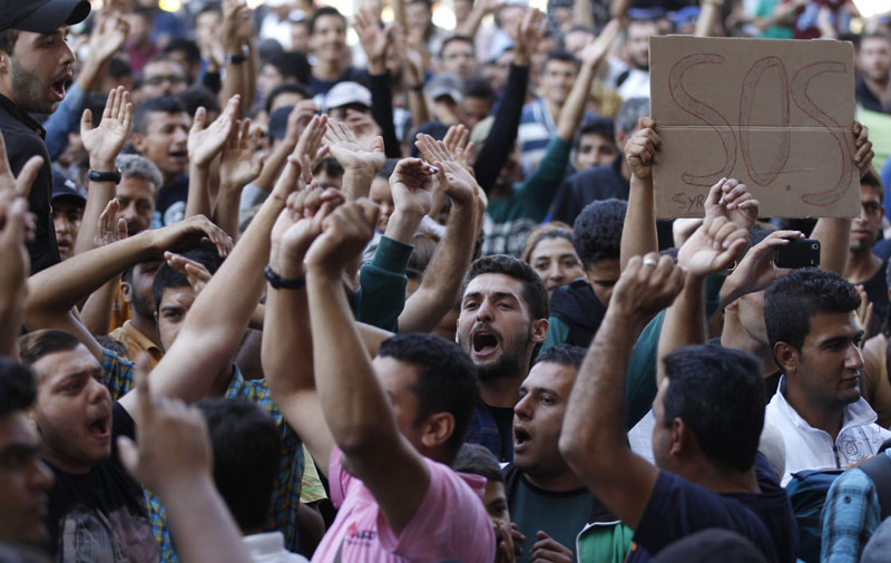Будимпешта: Мигранти по налогу полиције напустили трг испред станице