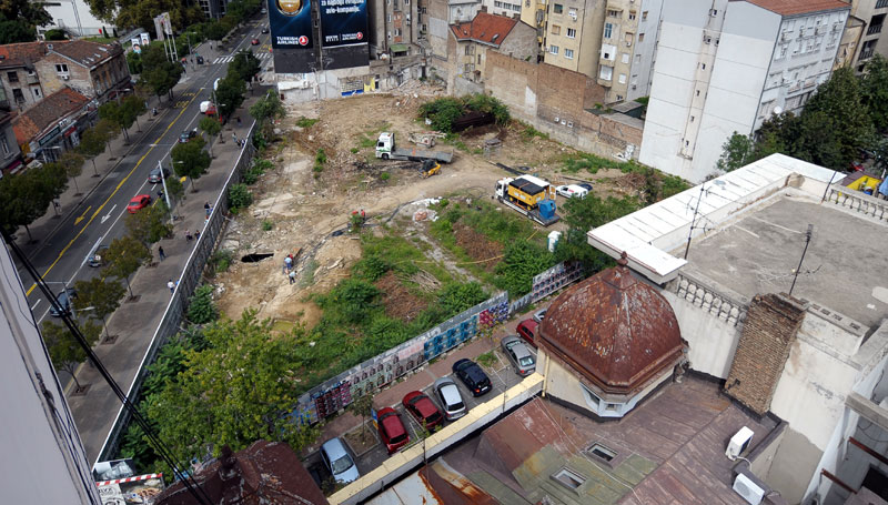 Београд: Хилтон расте из – корова